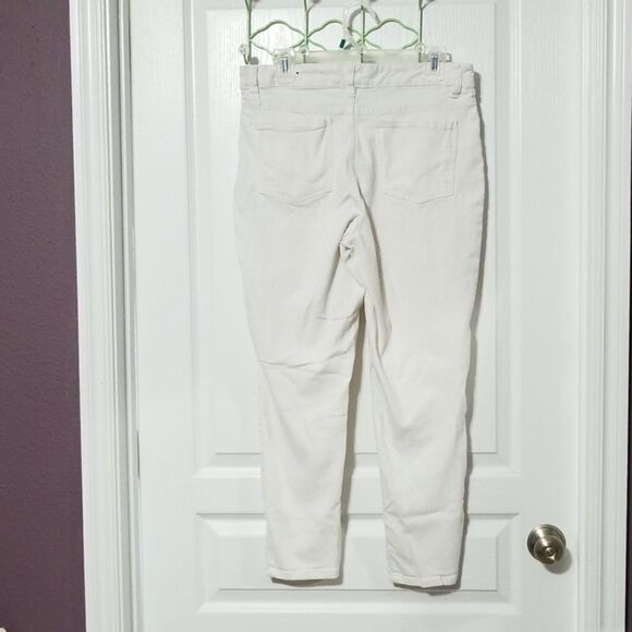 🦋3/$15💰White Pants - Picture 2 of 3